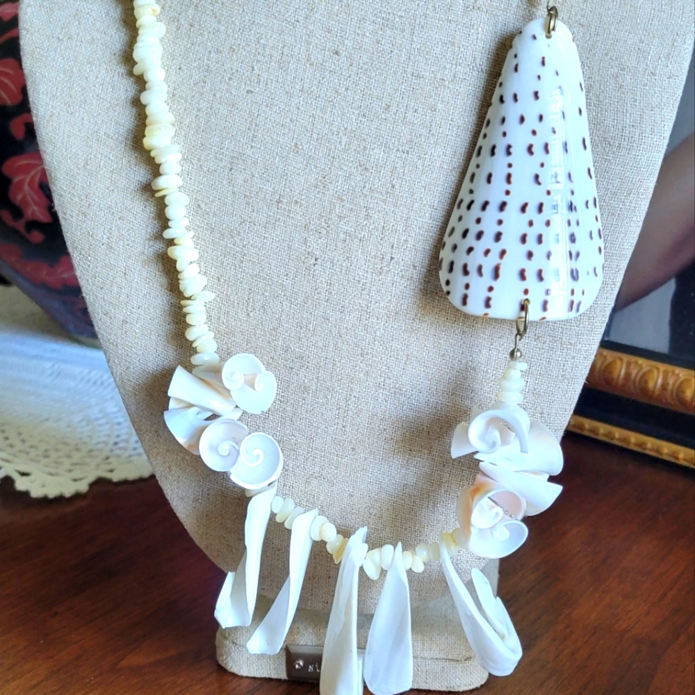 GORGEOUS VINTAGE ALL HAND CRAFTED SHELL NECKLACE 24"LONG